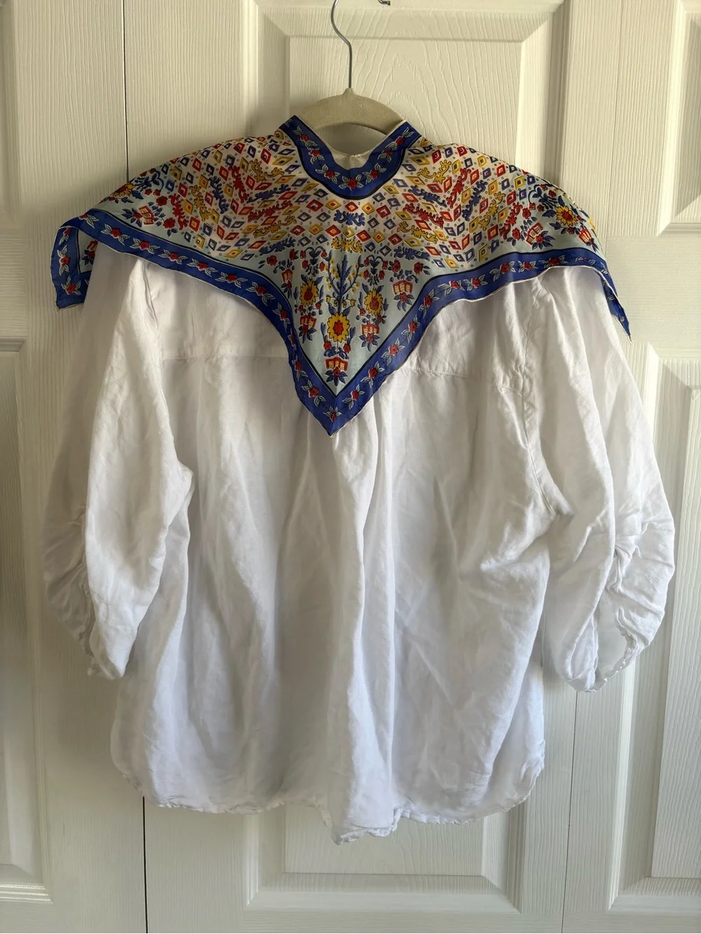 VNTG White Blue Red Silk Vibrant Folk Art Peasant Pattern Split Neck Scarf Boho